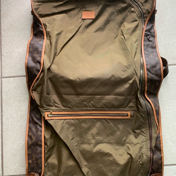 Louis Vuitton - Picture 2 of 9